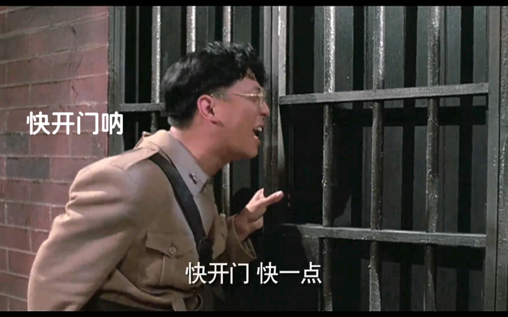 开门呐,快开门呐,我是你们队长阿威呀,哈哈哈!