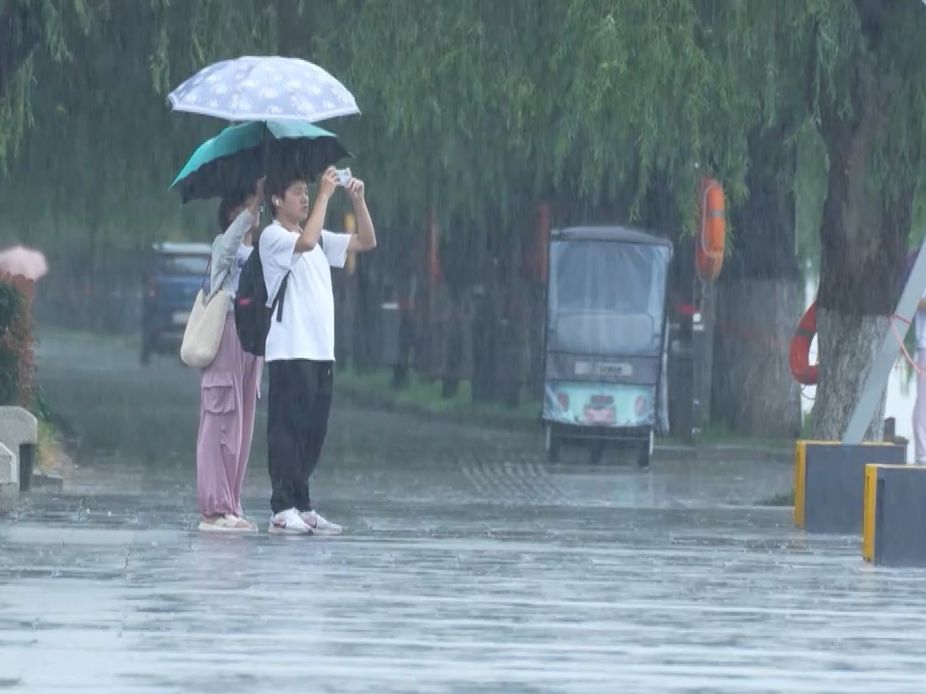 暴雨中的武汉江面压迫感十足,长江大桥下形成“雨幕”,宛如水墨画哔哩哔哩bilibili