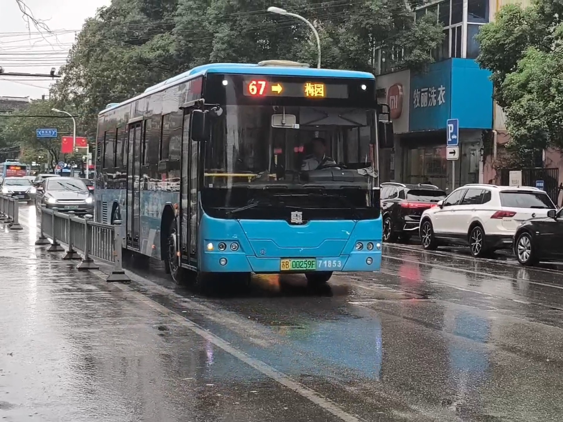 无锡公交67路 梅园 方向 南长街（市梁溪公证处）进站 震泽新村（太湖大道）出站（车型:TEG6106EHEV17 自编号:71853）