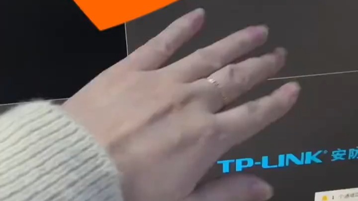 四分钟教会你如何配置硬盘录像机有线监控 POE摄像头和NVR录像机的安装调试步骤,手机端查看监控录像机绑定号码教程,有线监控线路连接方法。_【TP-LINK技