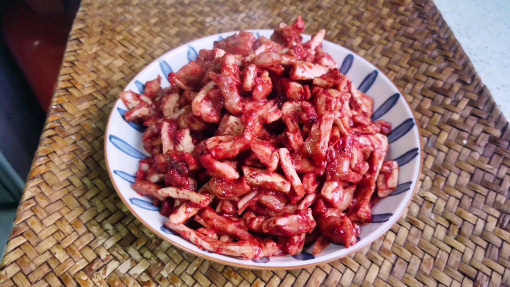 在我的记忆里酒糟萝卜干即脆爽又下饭,不知您有没有吃过呢?