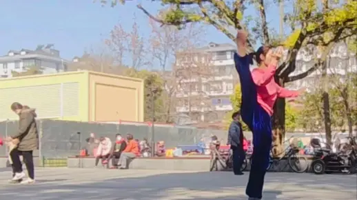 #太极 所谓…#撑筋拔骨 的练习，有没有想过，其实并不是死磕？在学习会各种转弯。每个人身体状况不同，所以#传统武术 #太极 每个人都能有趣的创造自已的空间。