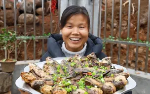 下载视频: 缸里养了几天的鲫鱼，今天老公忍不住了，香酥鲫鱼做了满满一盘