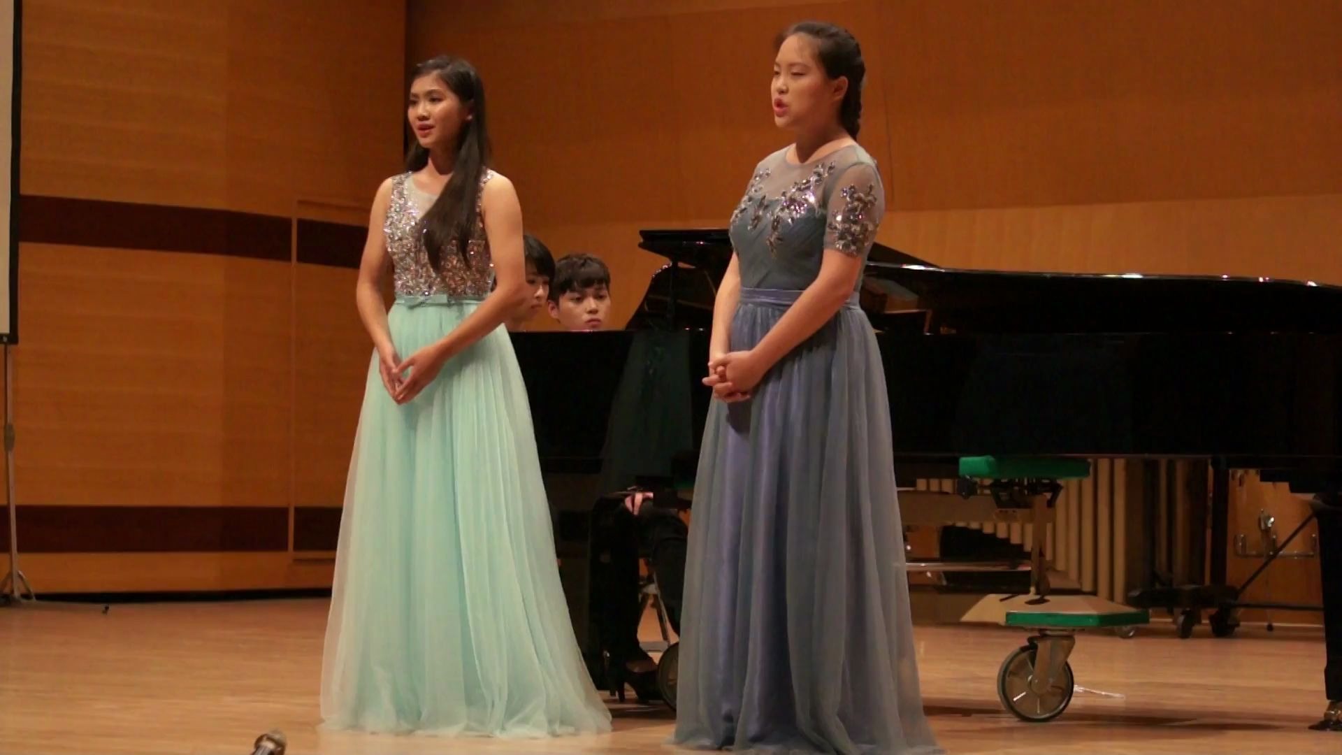 湾湾天才美声少女演唱拉克美《花之二重唱》