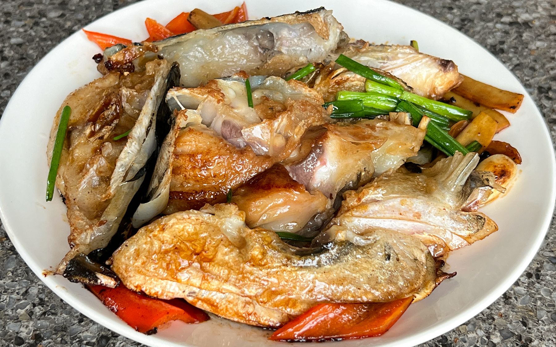 家乡豆豉煎鱼头,外香里嫩,做法很简单,味道不比外面的差