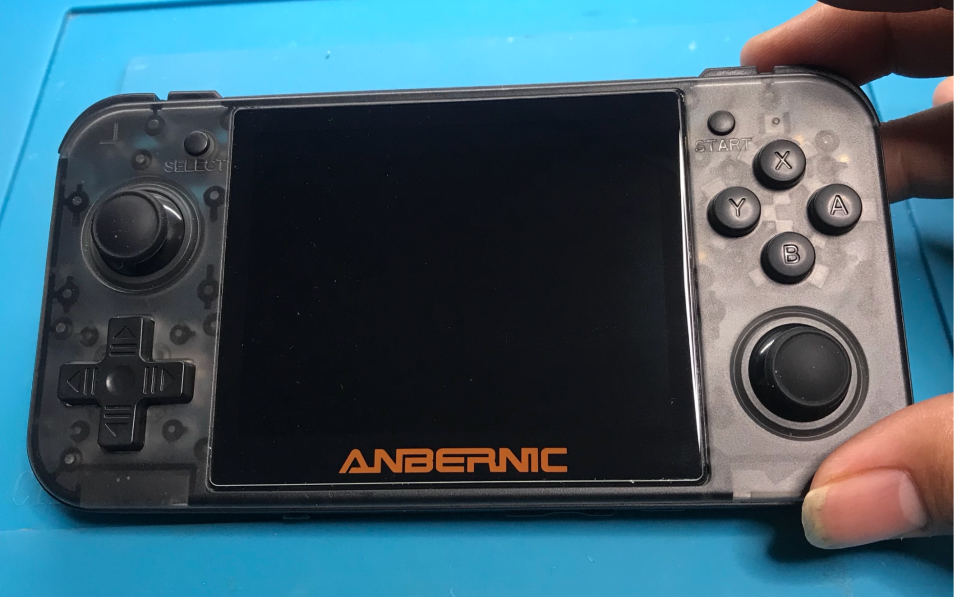 周哥rg350全贴合屏幕,原厂容易进灰,阳光下看不清反光,贴合后都完美