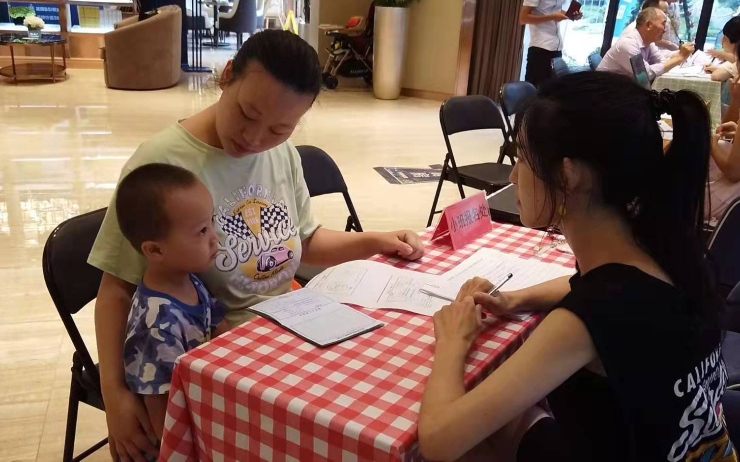 实拍江西小县城幼儿园报名,东哥直呼太贵了,这价格你肯定猜不到哔哩哔哩bilibili