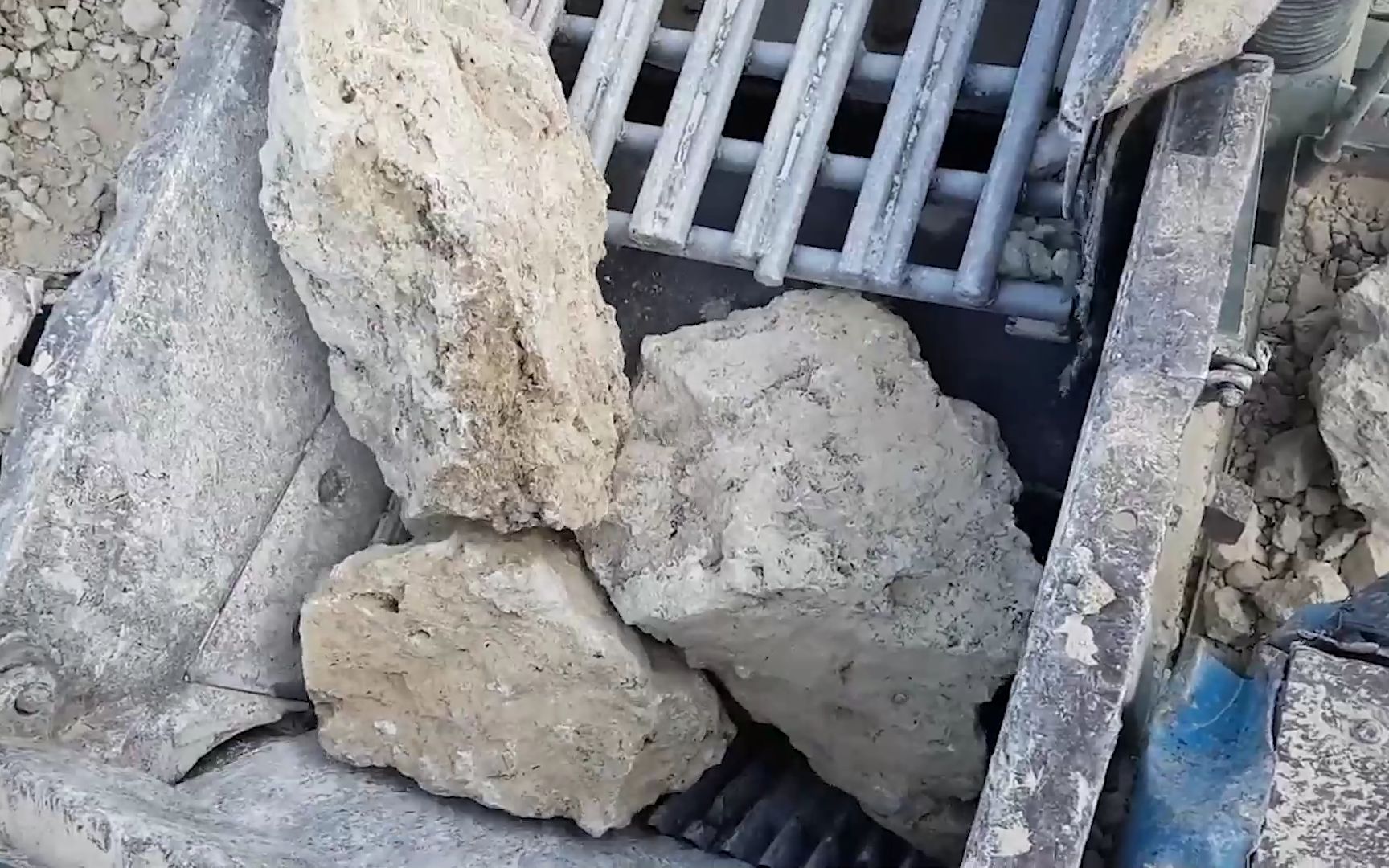 这么大的石块,鄂式移动破碎机吃的下吗?