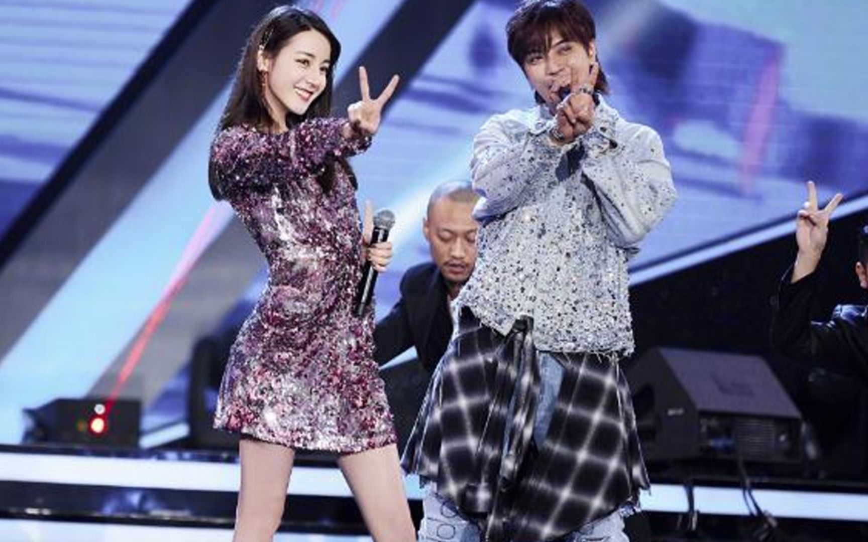 罗志祥迪丽热巴甜蜜互动集锦,火辣电臀舞撩翻全场,热巴害羞脸红