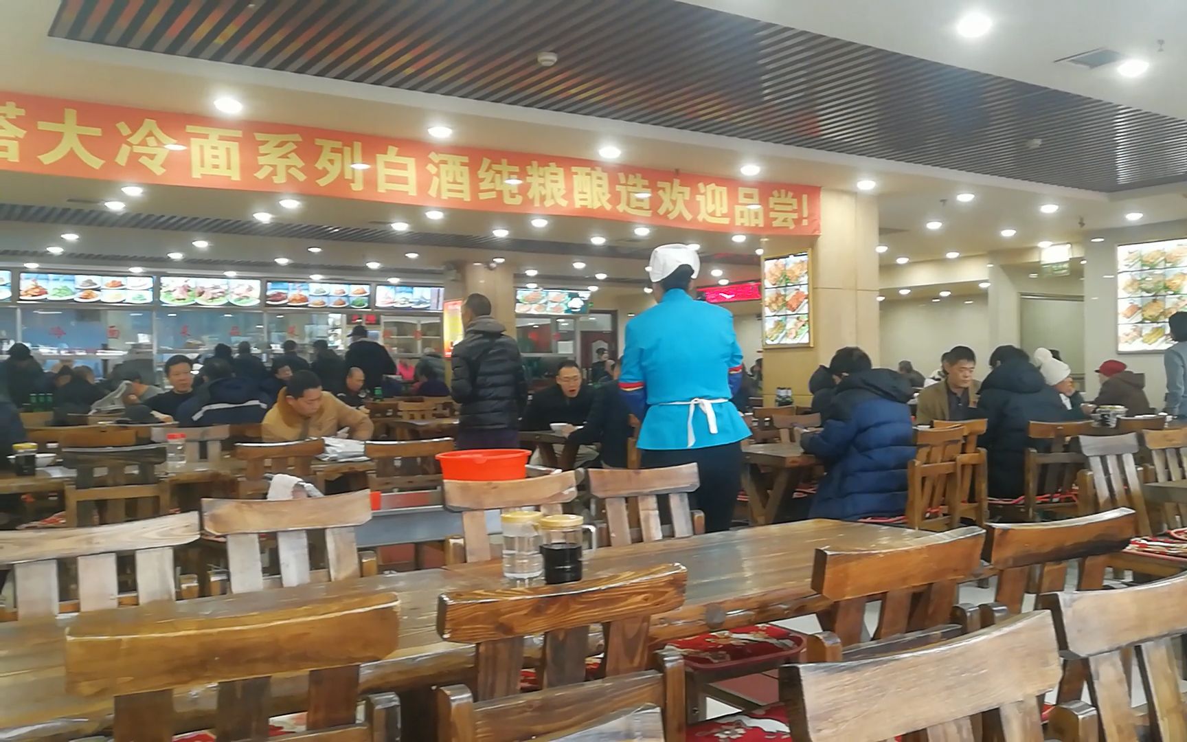沈阳西塔大冷面60多年国营老店饭点儿人山人海点餐靠喊