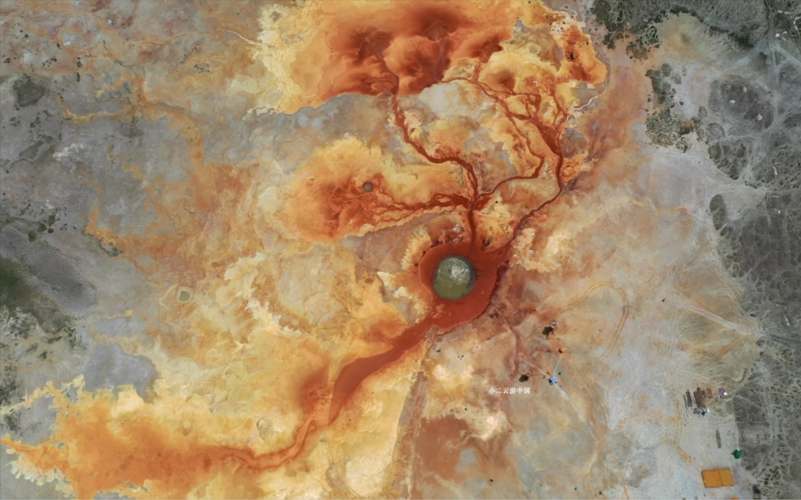 青海昆仑山下的艾肯泉,已喷涌上千年,水流之地寸草不生!