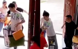 Télécharger la video: 男子带女友偷偷回老家，进门瞬间老爸转身蹦起，妈妈反应令人意外