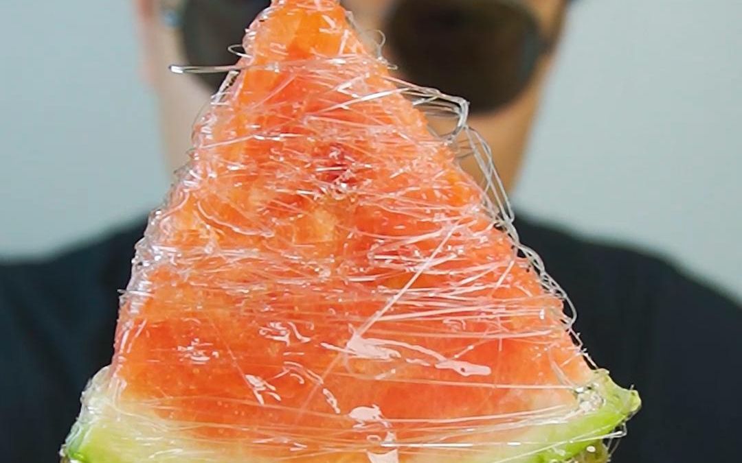 我尝试做了一个西瓜糖葫芦,还真挺好吃的!