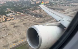 Скачать видео: 完美罗罗发动机视角！西藏航空 TV9821 CTU-XMN A330-200 夕阳下成都双流机场02L跑道起飞