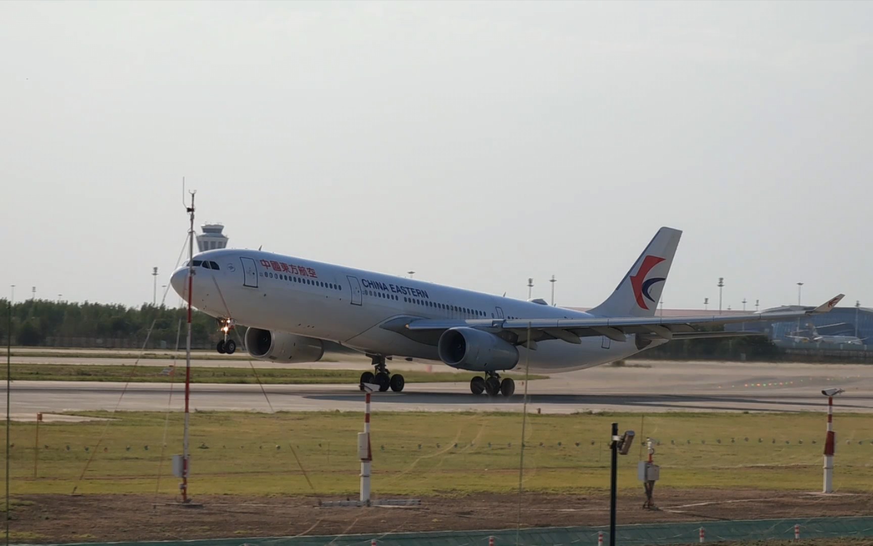 中国东方航空空客a330大兴机场东跑道起飞