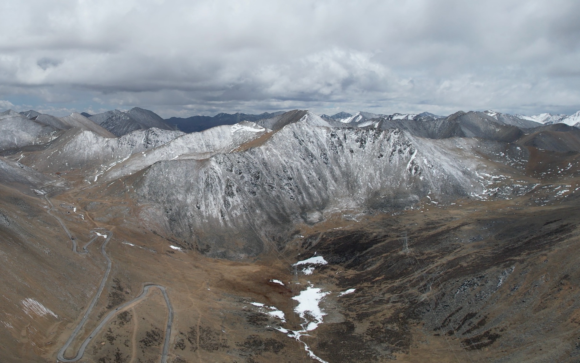 自駕凱美瑞進藏芒康-左貢翻越5000海拔東達山4k航拍.