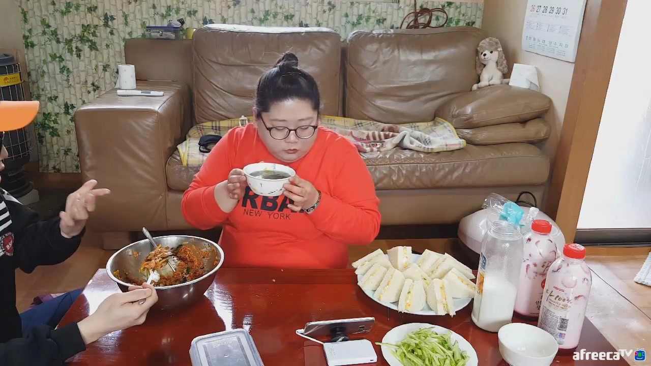 【韩国吃播】胖妞吃胖妞吃草莓牛奶,土豆三明治,拌饭下_哔哩哔哩 (゜