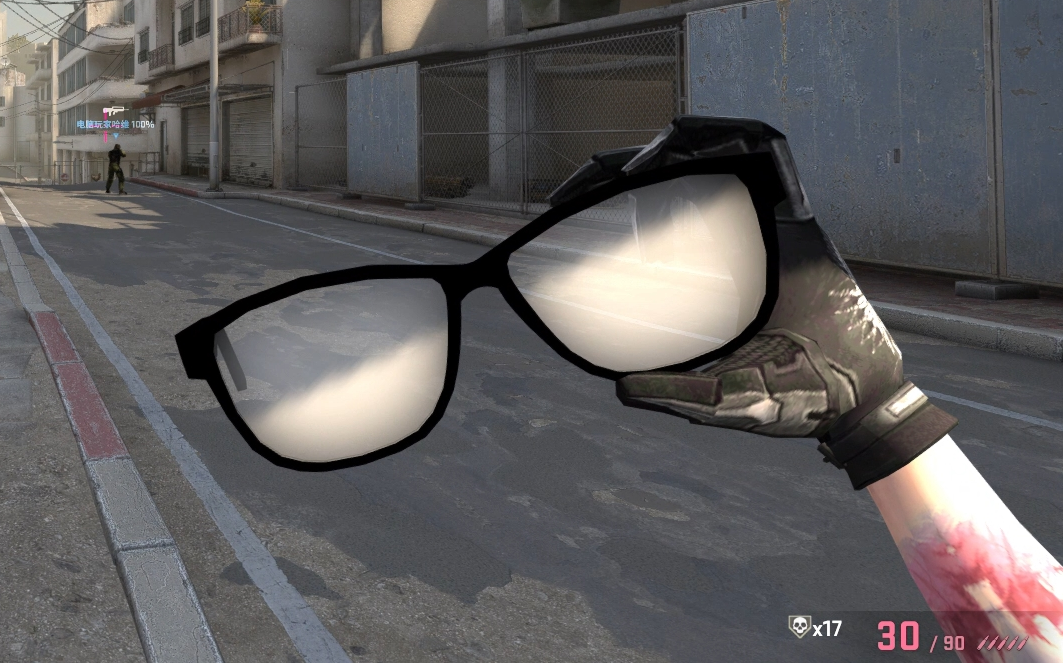 像极了近视眼不戴眼镜玩csgo的样子