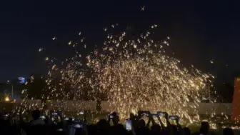 Скачать видео: 铁树银花落 万点星辰开