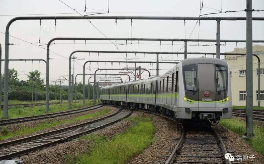 上海地铁2号线西瓜徐泾东方向207号车虹桥火车站出站