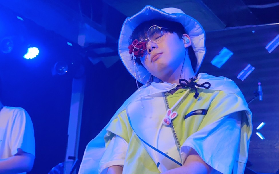 果然好看,虽然眼镜和今天的衣服不是很搭,但是你的脸是伟大的,陈峥宇