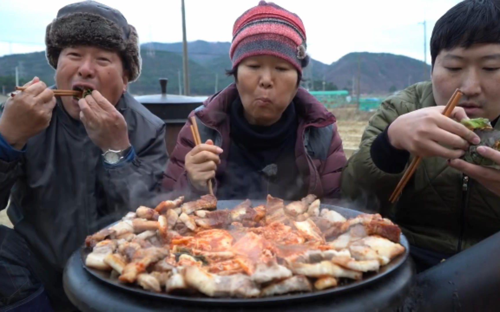 中文字幕韩国兴森吃播回国后的第一餐烤五花肉和泡菜外加一锅炒饭