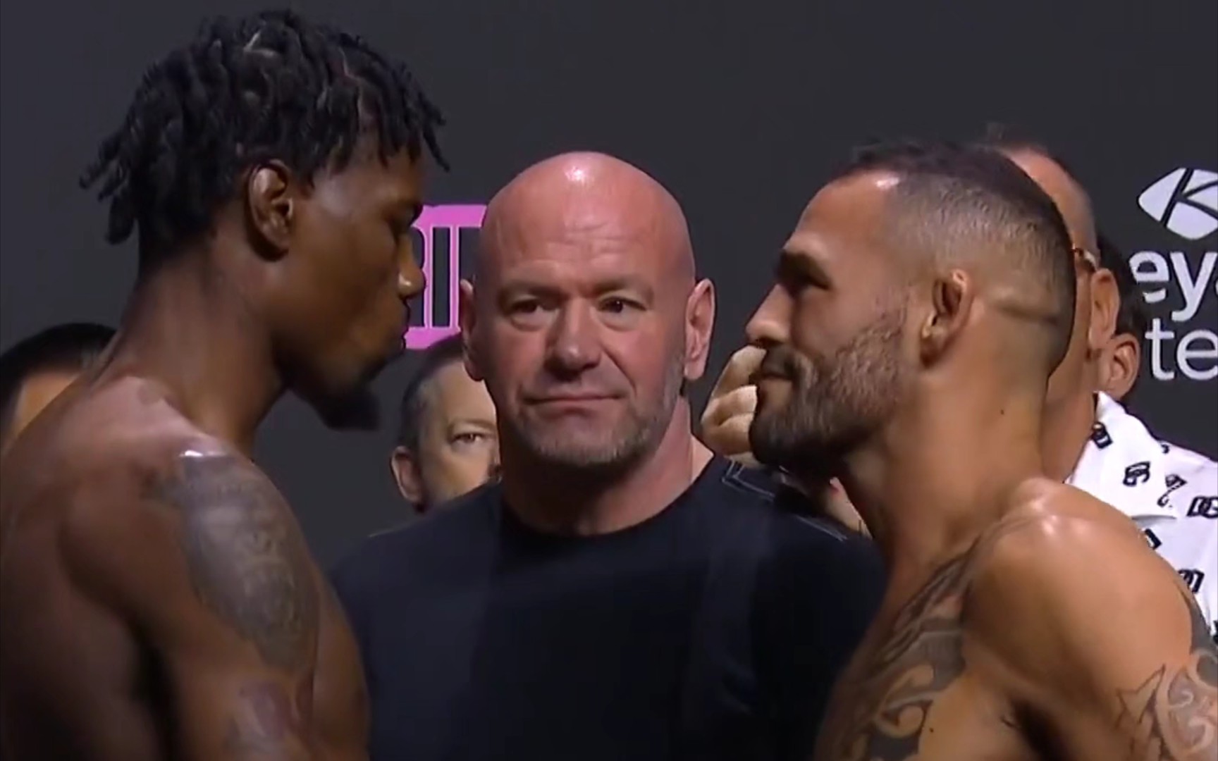 ufc287 "开拓者"霍兰德vs"阿根廷尖刀"彭兹尼比奥 赛前称重对视