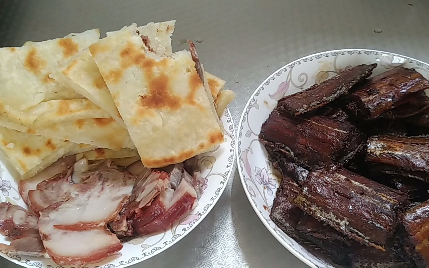 老北京烙饼卷带鱼,骨酥肉烂色香味俱佳,再加一块猪头肉更香了哔哩哔哩bilibili