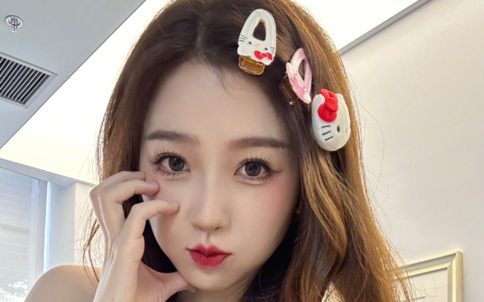 虞书欣最近好爱脸颊比心喔～好可爱好可爱