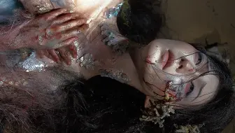 “那一望无际的死水，是我回不去的家。”