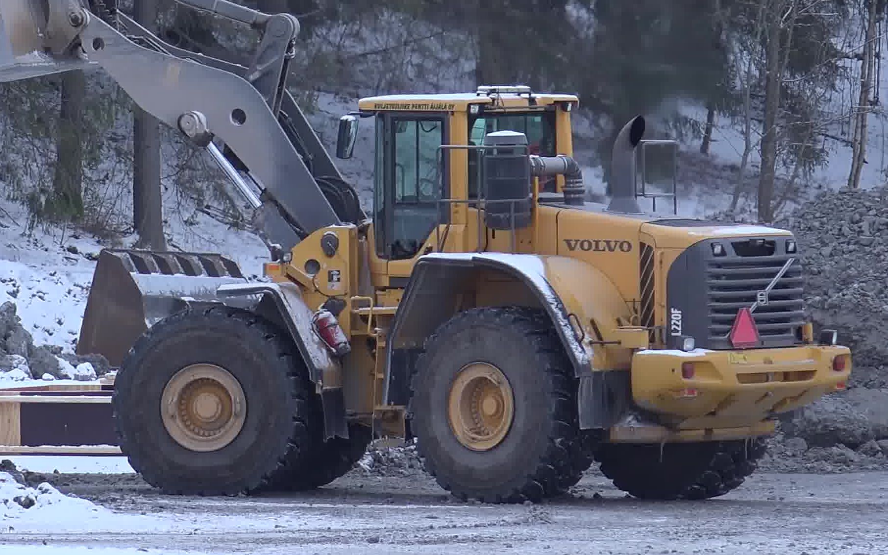 沃尔沃l350f装载机,日立470,cat 345d,329e挖掘机施工