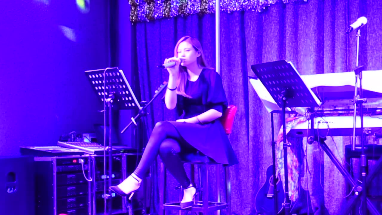 沈阳美女酒吧歌手翻唱牛奶咖啡的蝶恋花唱得太冷