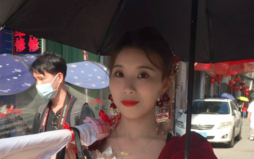 潮汕女孩扛旗潮汕标旗美女礼服小姐姐