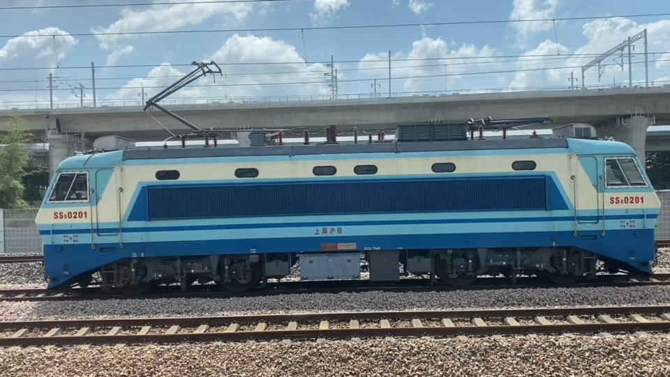 在春申站偶遇50121上局沪段ss8-0201(本命机车)