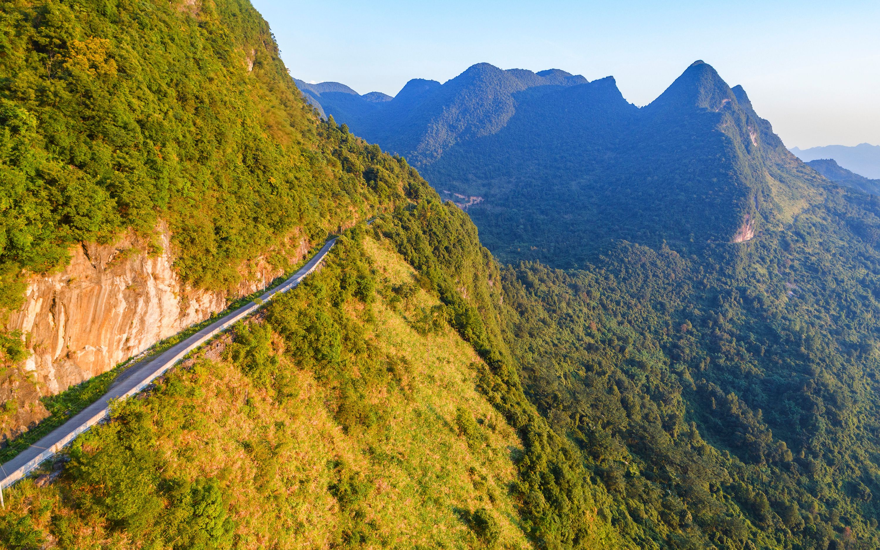广东也有条绝美悬崖公路,绕行在半山腰让人胆战心惊!