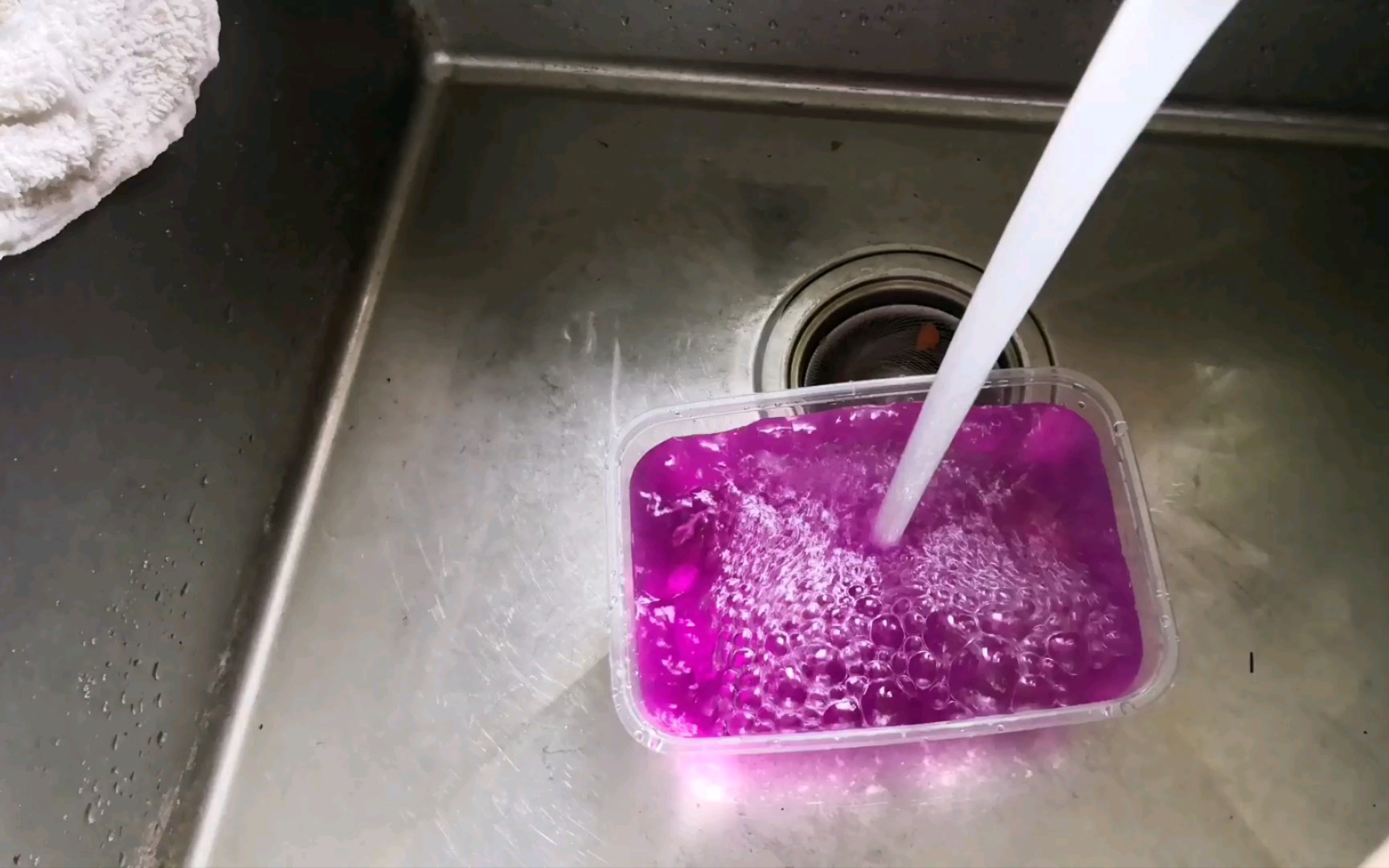 几滴高锰酸钾浓溶液需要多少水才能稀释成接近无色呢_哔哩哔哩_bili