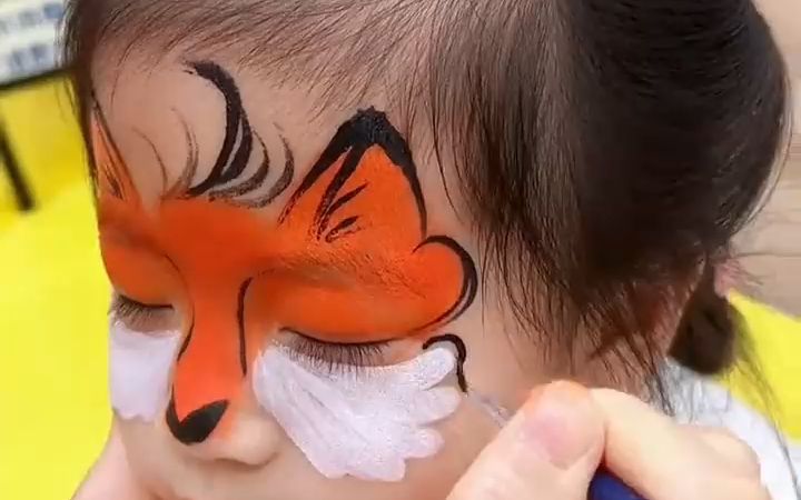 30 宝妈乐园彩绘摆摊,画一款"小狐狸"被围 观,这个小朋友耐心等了一个