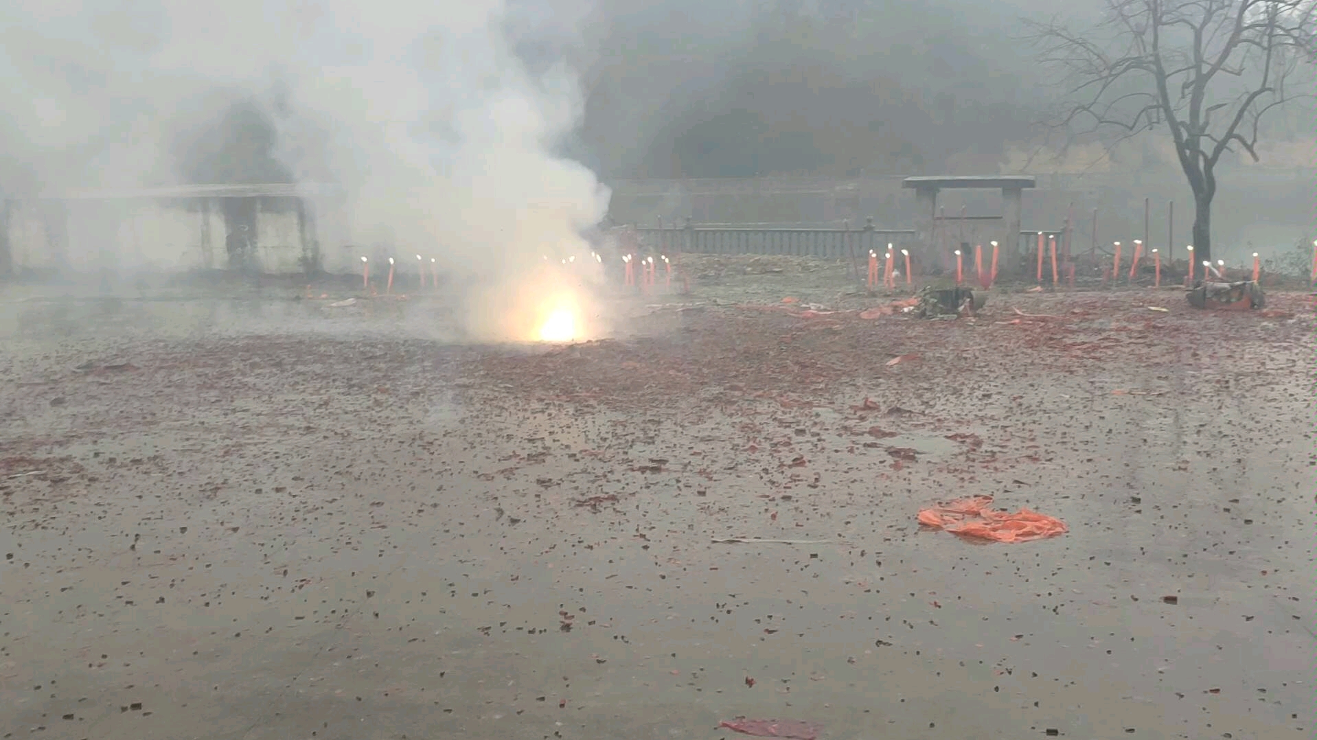 [图]春节第一天全家老家拜年 农村祠堂祭祀 爆竹连天