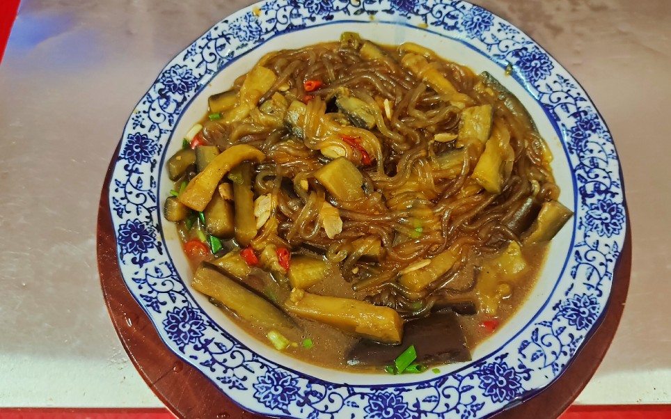 店主分享:"茄子炖粉条"的家常做法,粉条劲道又好吃,茄子软糯