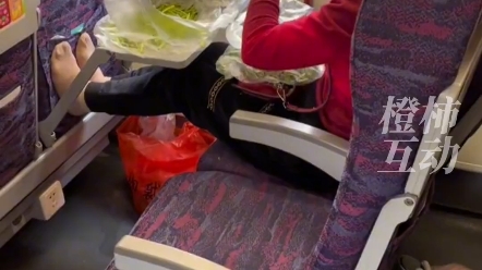 动车上一大妈脱鞋摘菜视频聊天,丝毫不顾周边人