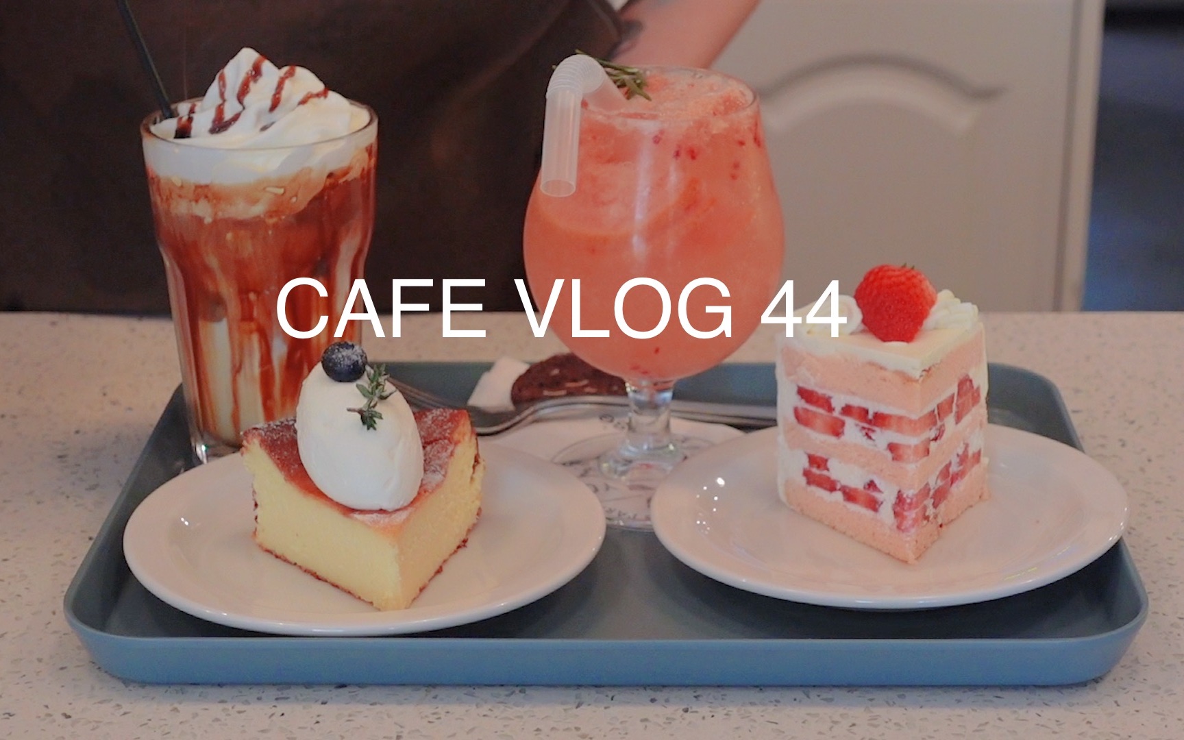 [图]CAFE VLOG 44｜客订小猫蛋糕｜吧台日常｜牛肉焖饭｜苹果肉桂蛋糕｜奇奇怪怪的快递