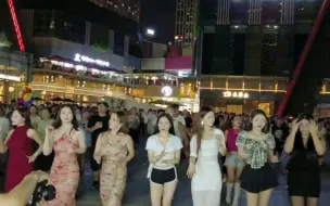 Скачать видео: 实拍贵州花果园万人蹦迪现场，都是年轻姑娘，网友：夜店来的？