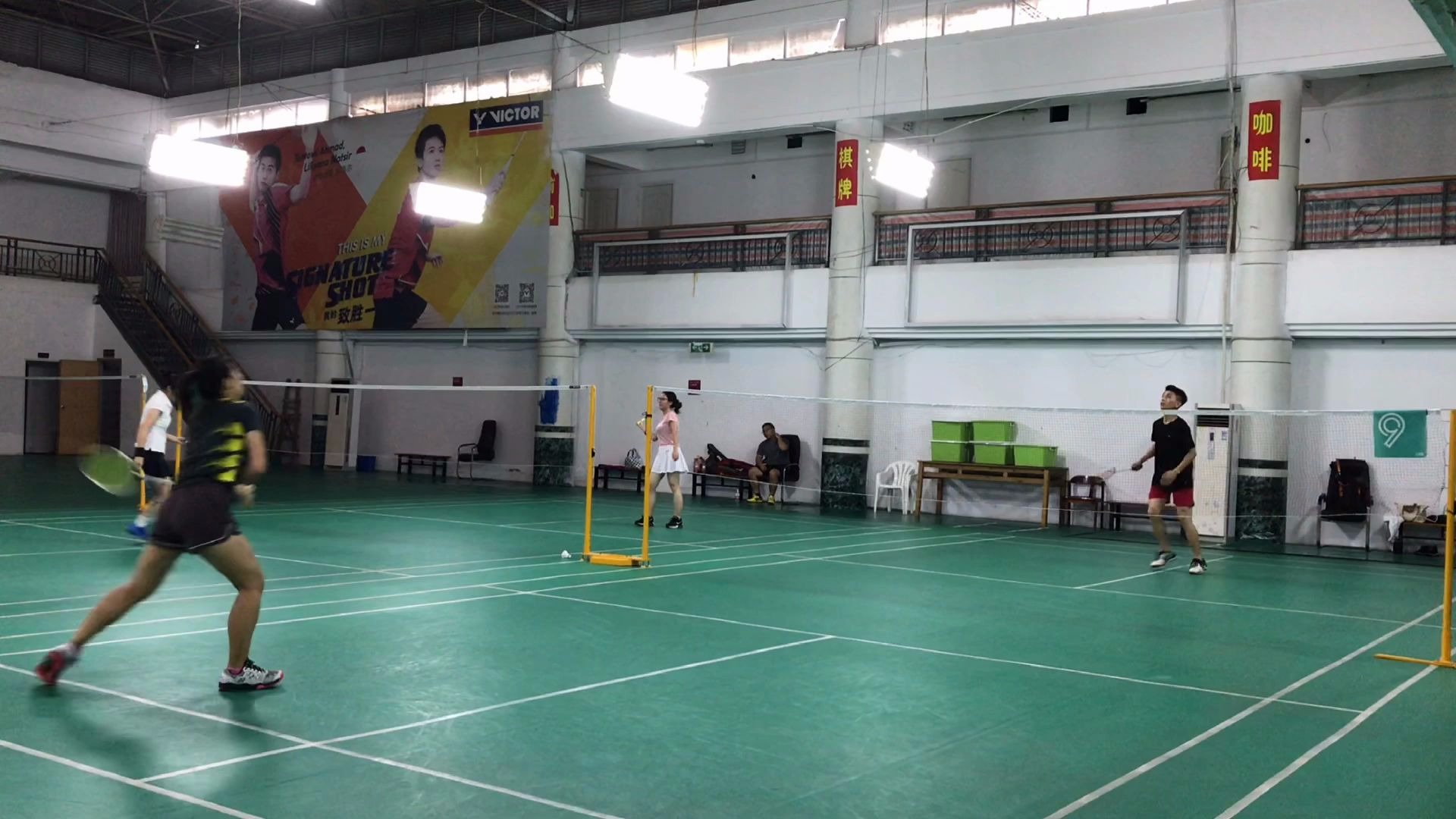 羽毛球单打陈老师再战小帅哥,连打三局,战况如何?