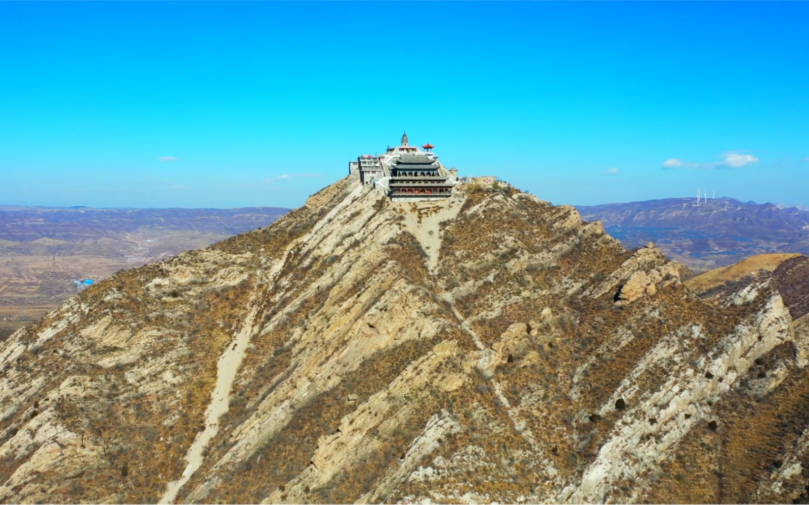 山西怀仁清凉山,一座古老的建筑屹立在悬崖峭壁上,至今已有千年历史!