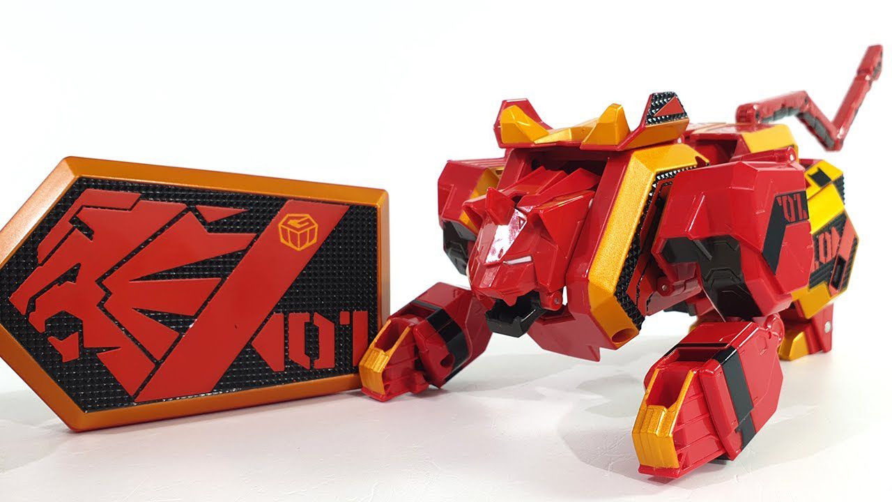 全新魔方机甲变形玩具开箱:红色魔方变身机器人和狮子