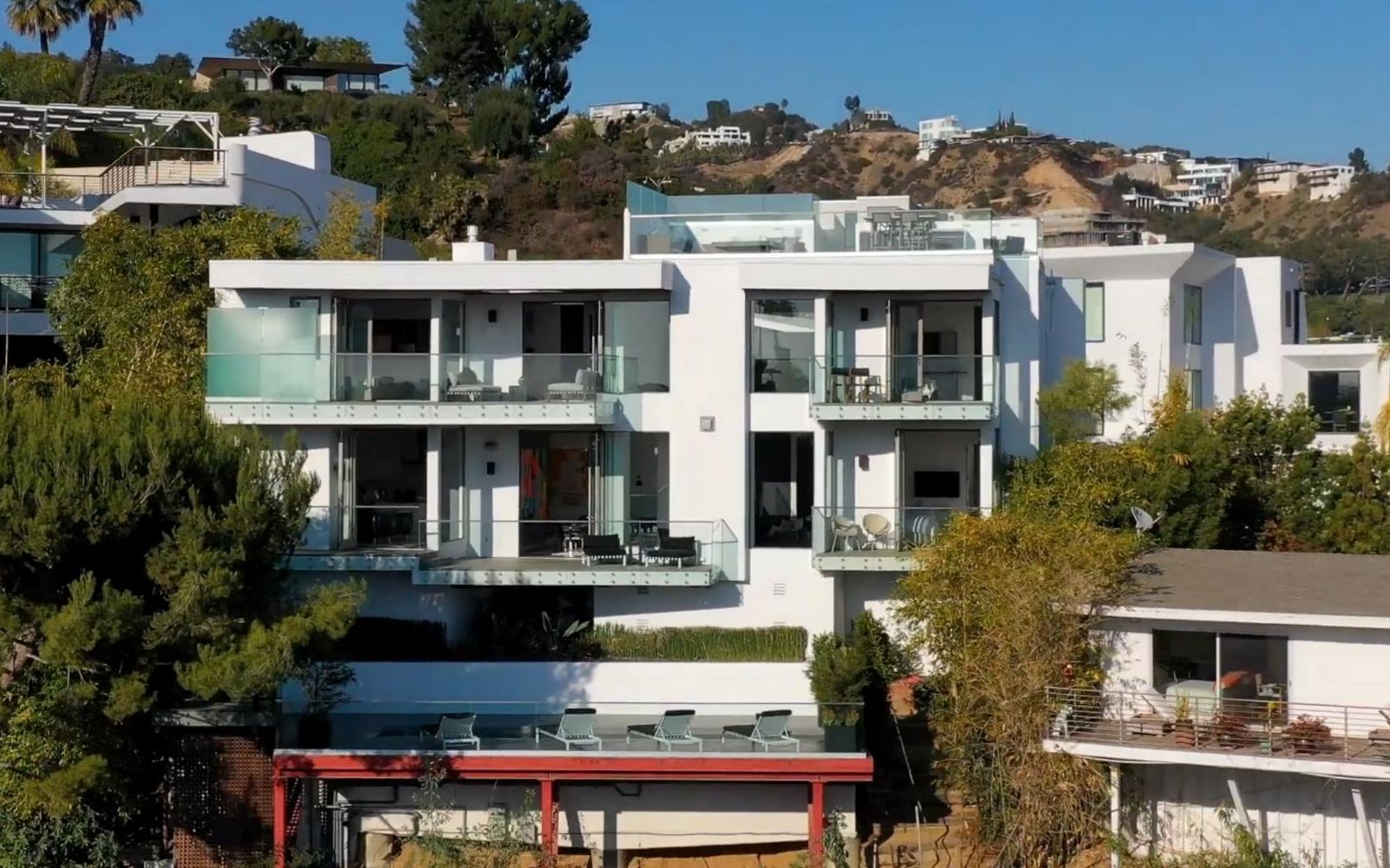 位于加州好莱坞山的一座景观开扬的白色半山别墅