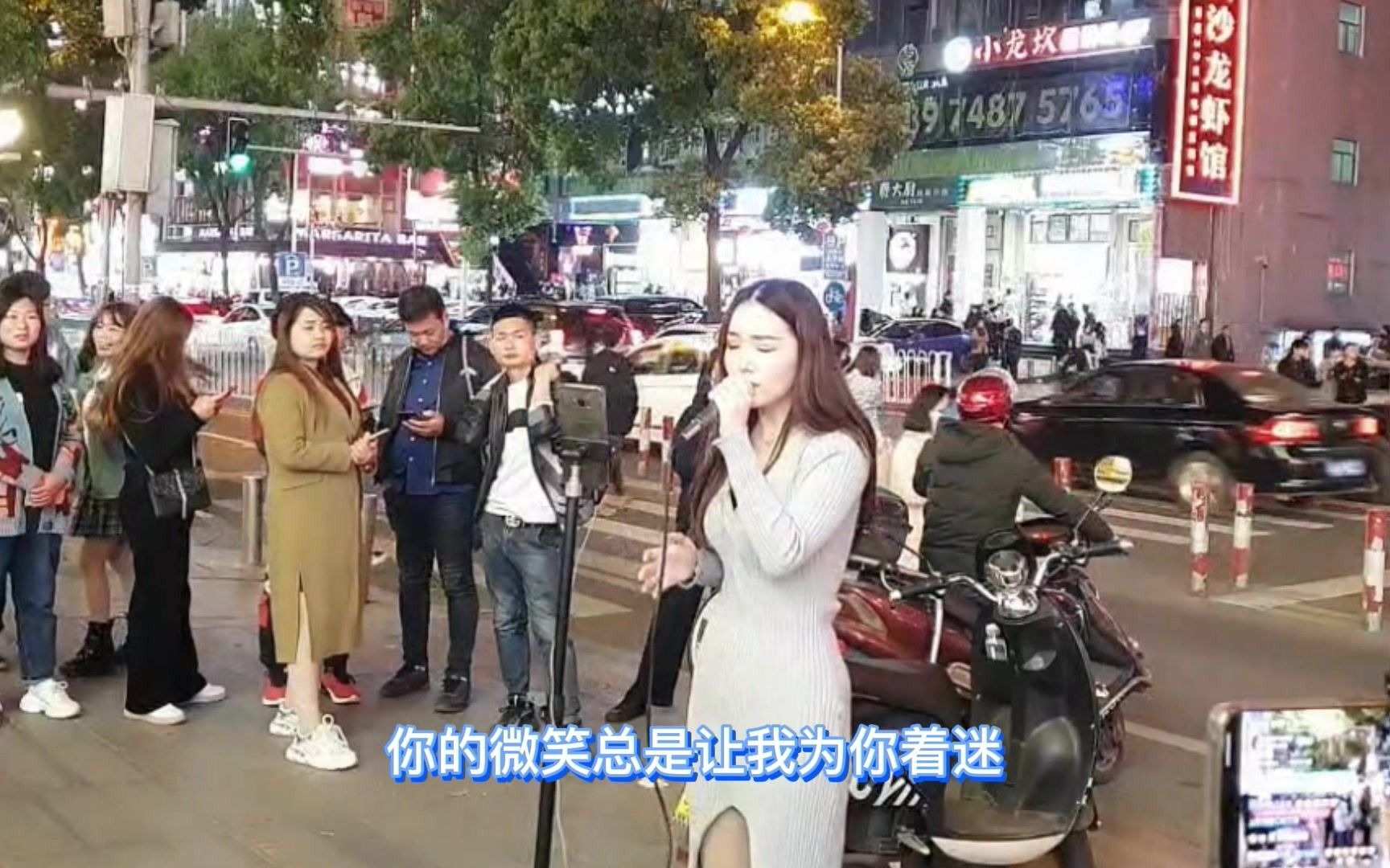 [图]美女街头演唱《我是真的爱上你》，动人的声音，吸引来了大批观众