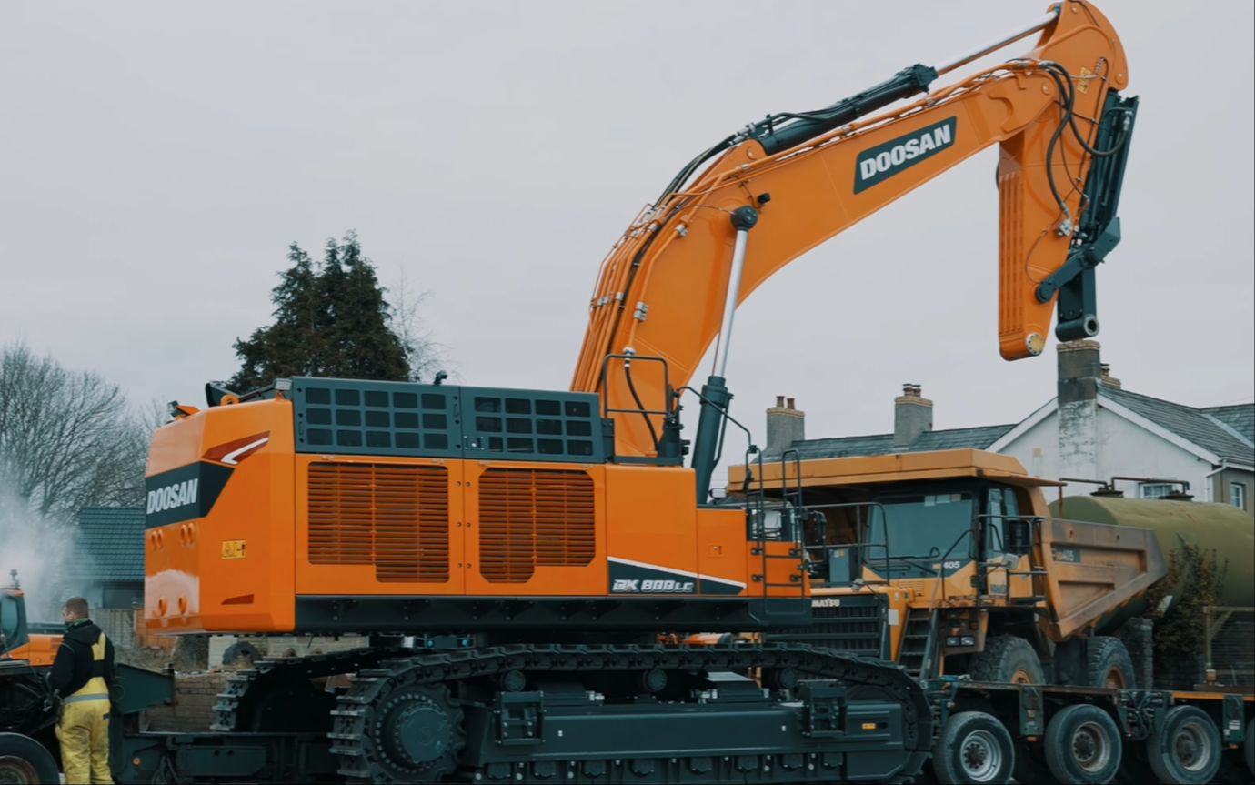 4k运输全新斗山dx800挖掘机_哔哩哔哩_bilibili