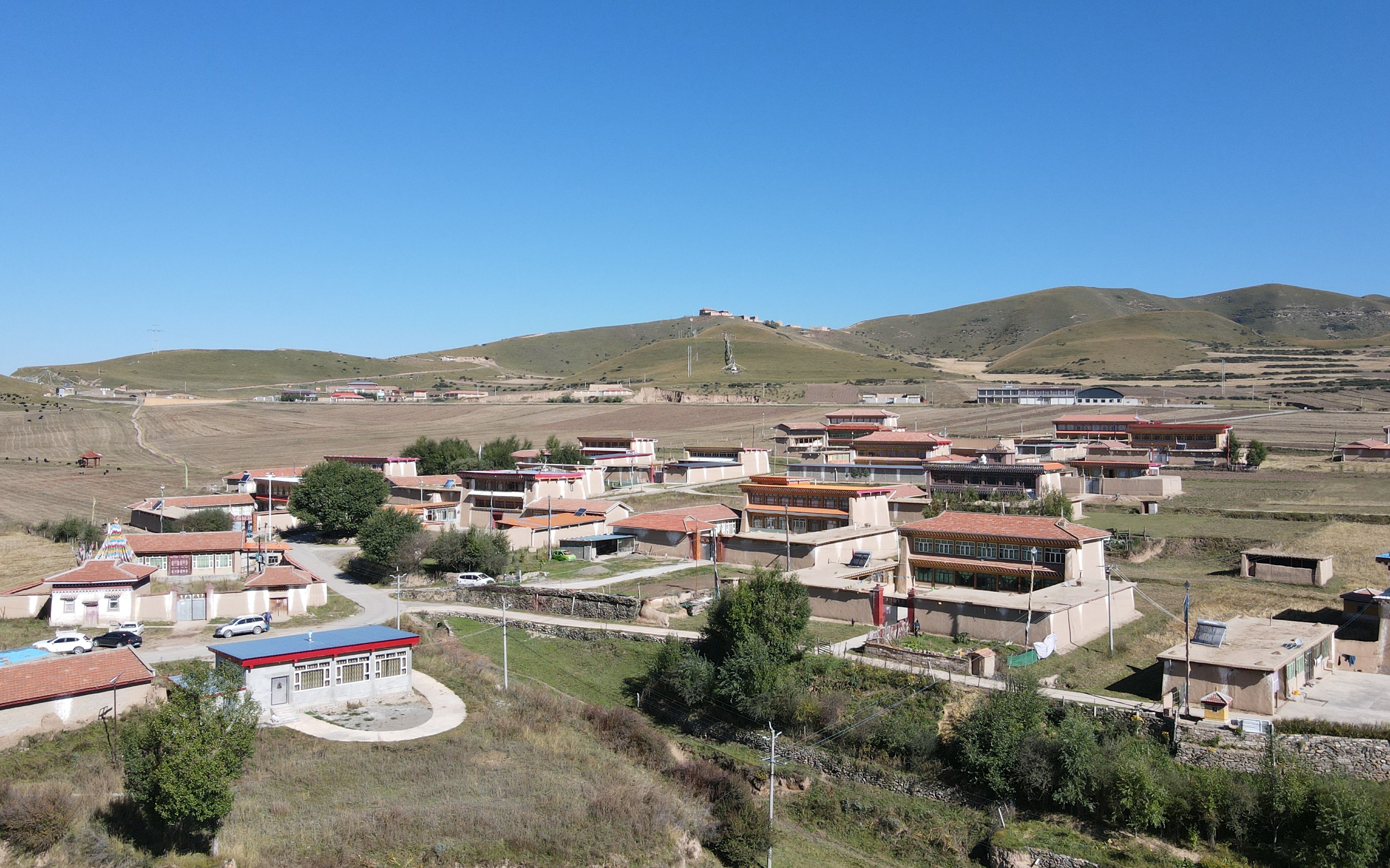 红瓦,夯土黄墙,木宅,阿坝县安多民居究竟有何独特魅力?