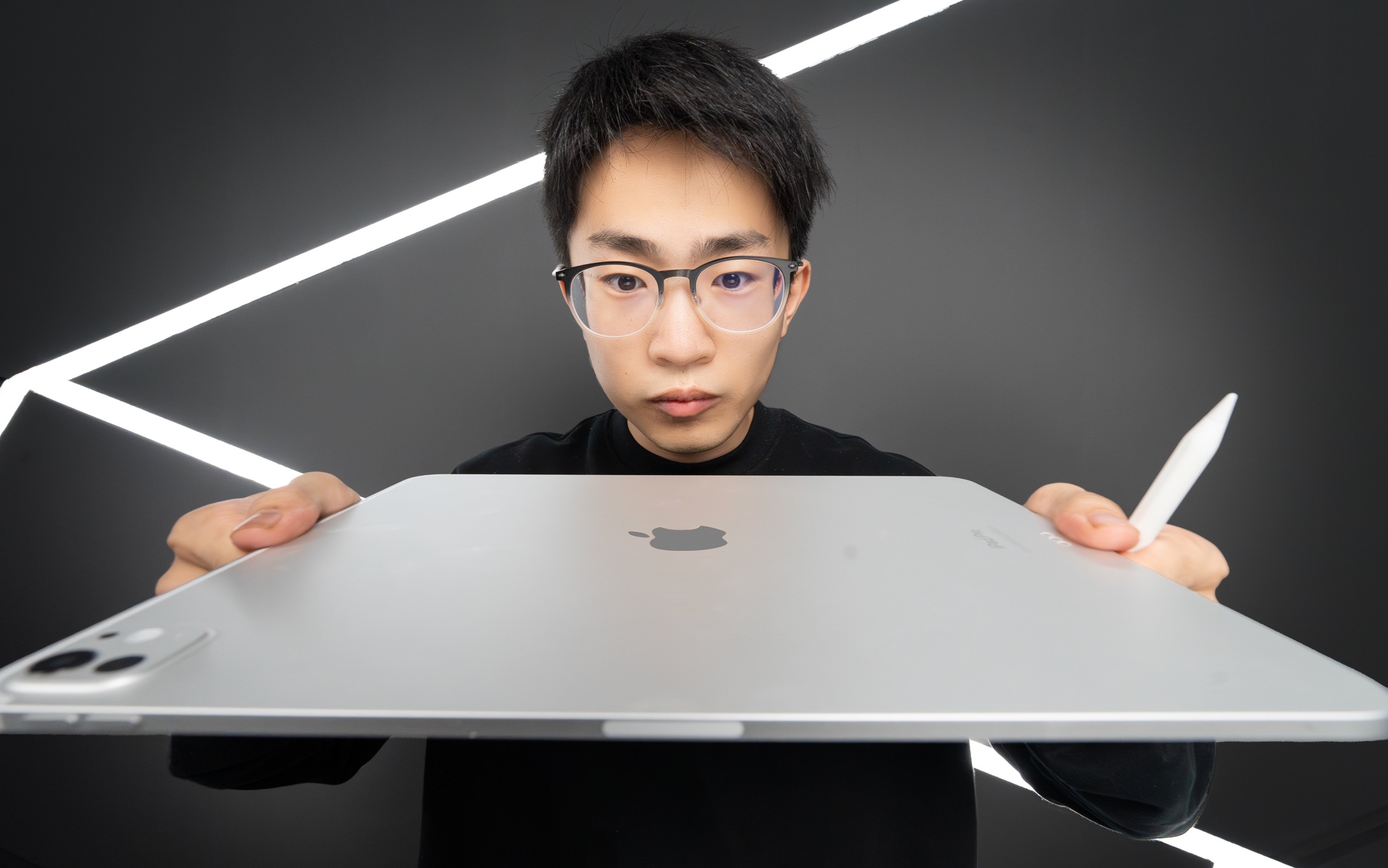 【何同学】它不是电脑。M4 iPad Pro深度体验-老师好我叫何同学-老师好我叫何同学-哔哩哔哩视频